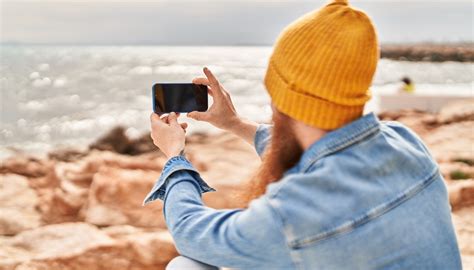 Persona che scatta una foto imperfetta con lo smartphone