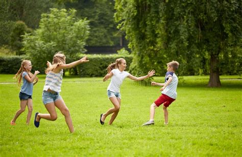 Bambini che giocano all'aperto