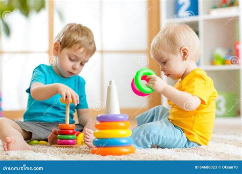 bambini che giocano insieme