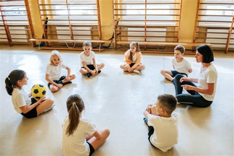 Bambini seduti in cerchio in una stanza psicomotoria
