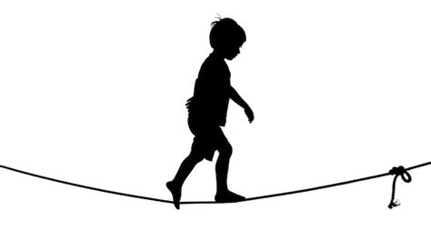 Bambino che cammina su una corda dell'equilibrio