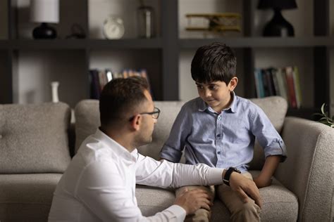 Famiglia che parla in modo preoccupato