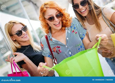 Donne che sorridono e si sentono a proprio agio durante la menopausa