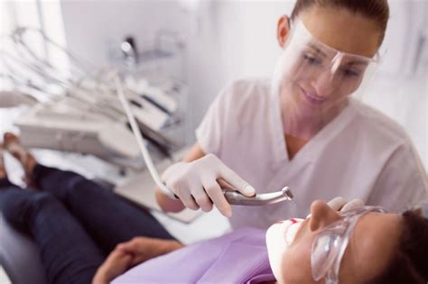 Dentista che esamina un paziente per disturbi dell'ATM