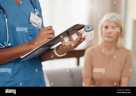Immagine di una persona anziana che compila un test cognitivo su un tablet