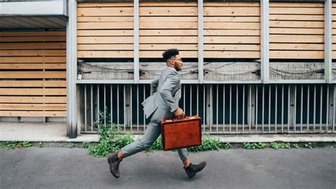 Una persona che guarda confusa un gruppo di volti