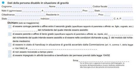 Persona che compila un modulo per il rinnovo della patente
