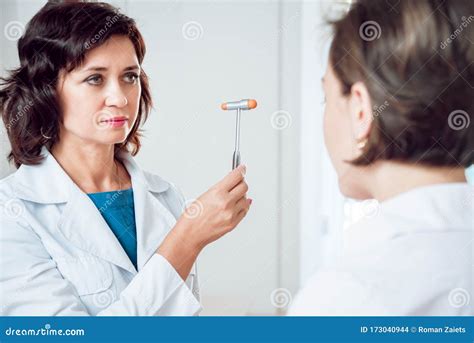 Paziente che riflette durante una pausa estiva