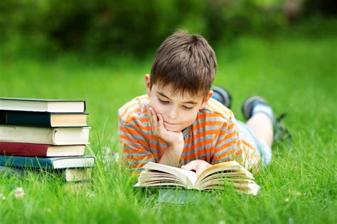 bambino che legge un libro con illustrazioni colorate
