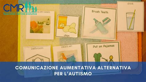 bambino autistico che interagisce con un educatore usando immagini