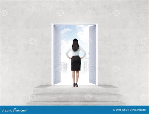 persona che pensa davanti a una porta chiusa
