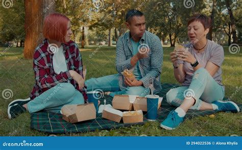 Famiglia che supporta un adolescente