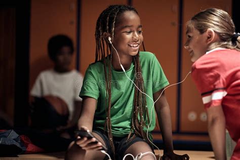 Ragazzi che ascoltano musica con walkman