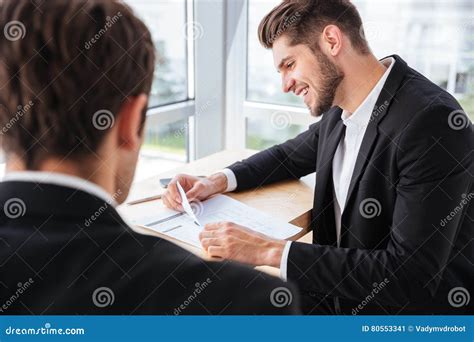 Due uomini che discutono amichevolmente