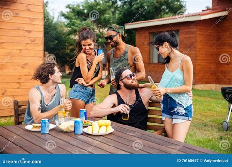 gruppo di adolescenti che bevono