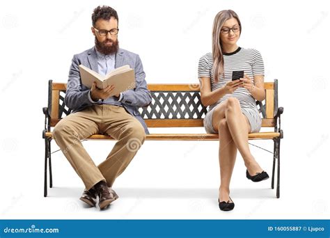 Due persone che parlano sedute su una panchina