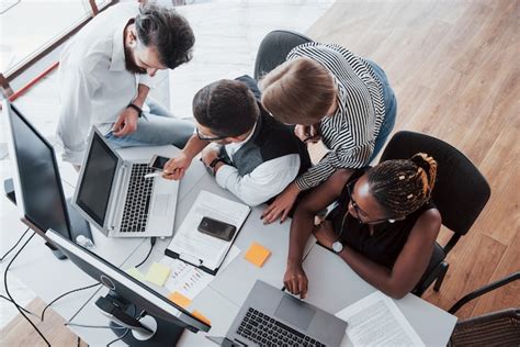 Persone che collaborano in un ufficio luminoso