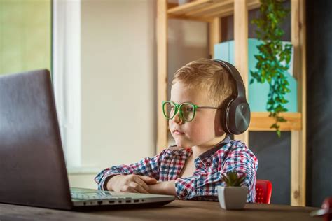 Bambino che usa un computer per studiare