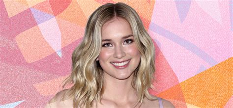 Elizabeth Lail nei panni di Beck