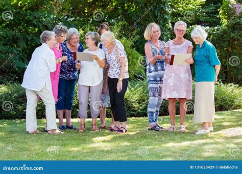 Immagine di un gruppo di persone anziane che partecipano a un'attività di stimolazione cognitiva