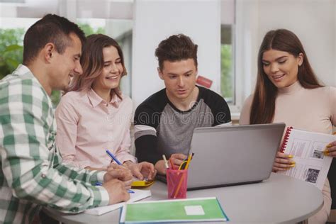 Persone che studiano insieme