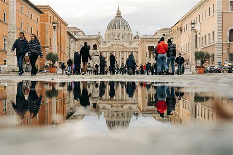 persone che camminano in un santuario