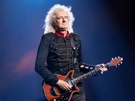 Brian May in un giardino