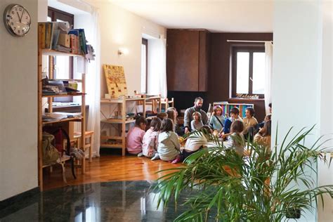 bambini che interagiscono in un ambiente educativo