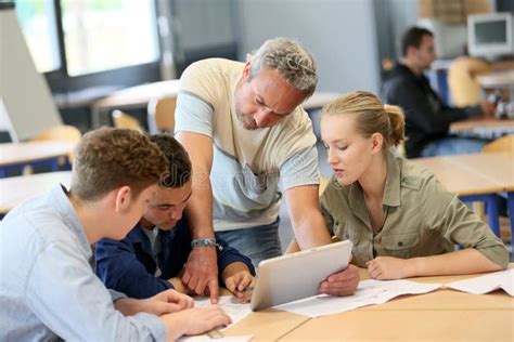 Insegnante che interagisce con studenti