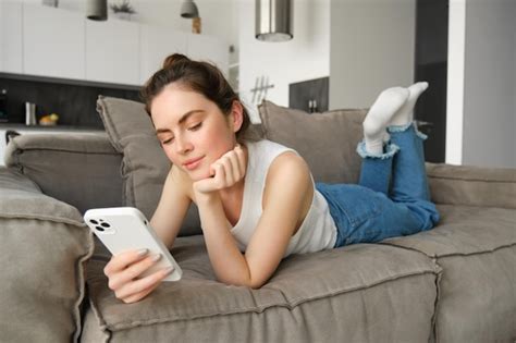 persona che guarda il telefono in attesa di un messaggio