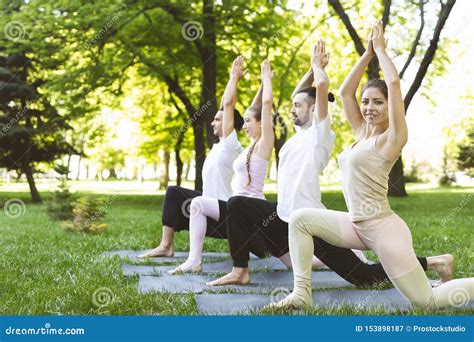 persone che fanno yoga all'aperto