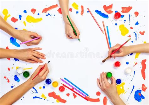 mani che dipingono un quadro astratto