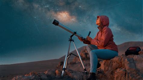 Illustrazione di un utente che utilizza uno smartphone per osservare il cielo notturno con un'app di astronomia