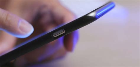 bambino che usa smartphone con luce blu intensa