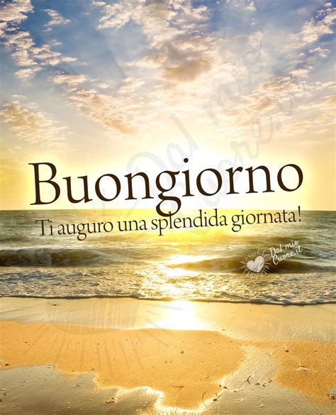 Sole estivo che picchia su una città