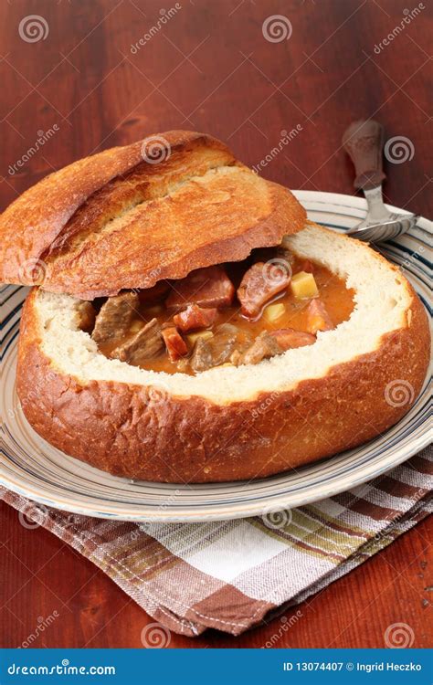 Pasto tradizionale ungherese con goulash servito in una ciotola di pane