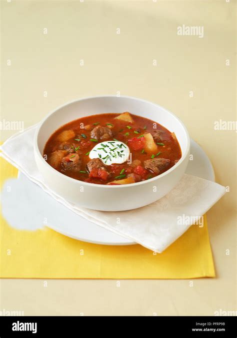 Una ciotola fumante di goulash ungherese con pane fresco