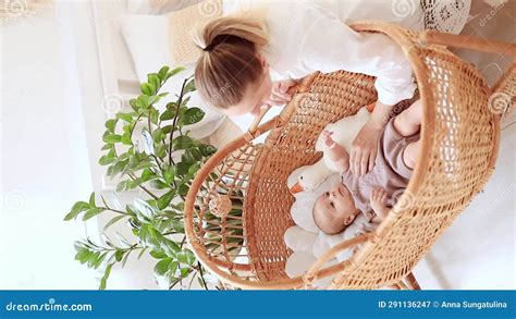 Madre che culla un neonato