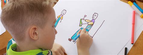 Bambino che disegna con colori vivaci