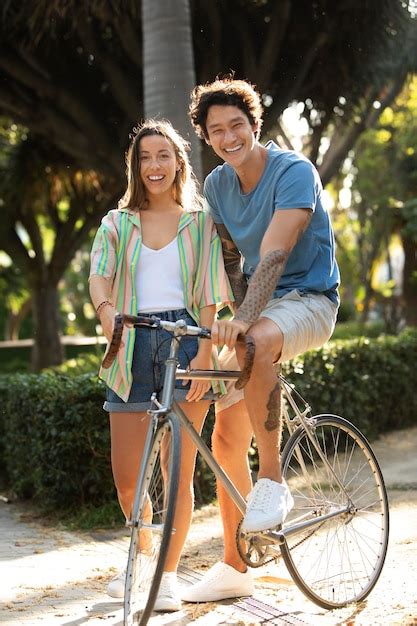 Coppia che si diverte in bicicletta elettrica in una regione panoramica