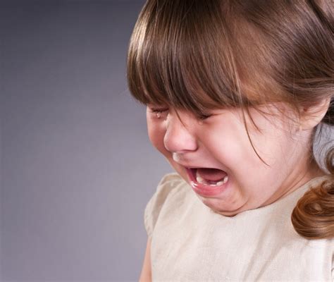bambino che piange con rabbia