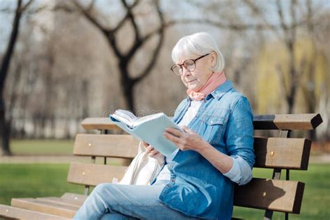 Persona anziana che legge un libro