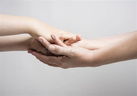 Mani che si tengono, simboleggiando supporto e cura