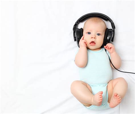 Neonati che ascoltano musica