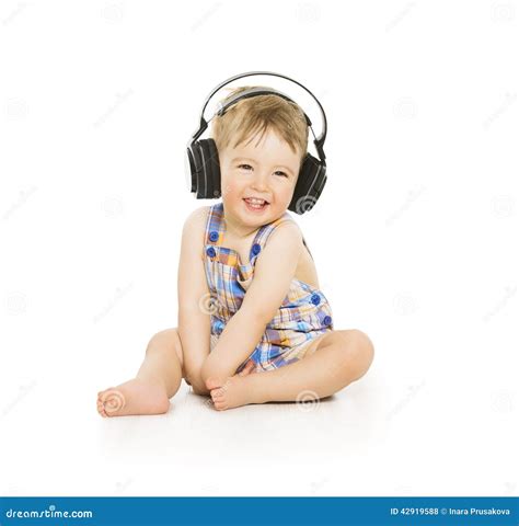 Genitore che culla un bambino mentre ascolta musica