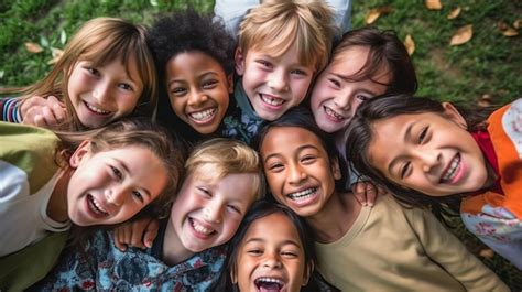 Bambini che giocano e ridono