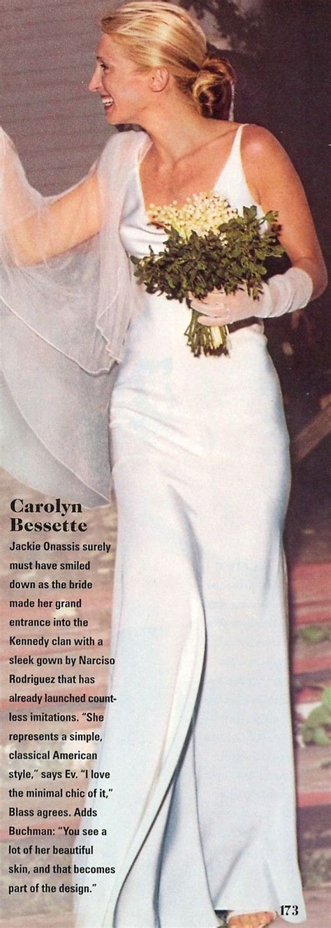 Carolyn Bessette-Kennedy con l'abito da sposa disegnato da Narciso Rodriguez