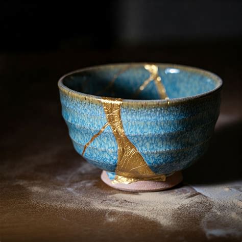 Un vaso antico rotto e riparato con l'arte giapponese del Kintsugi, che evidenzia le crepe con l'oro.