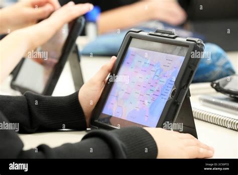 Immagine di uno studente che utilizza un tablet con software di supporto all'apprendimento