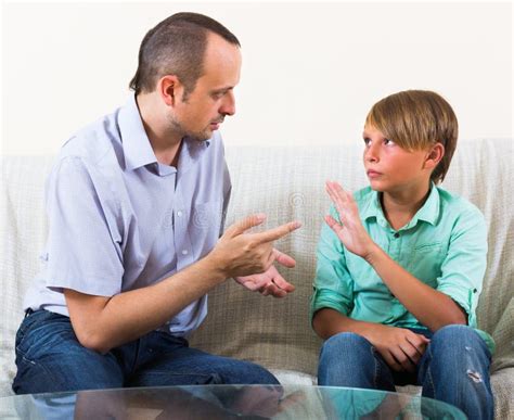 padre e figlio maggiorenne che parlano